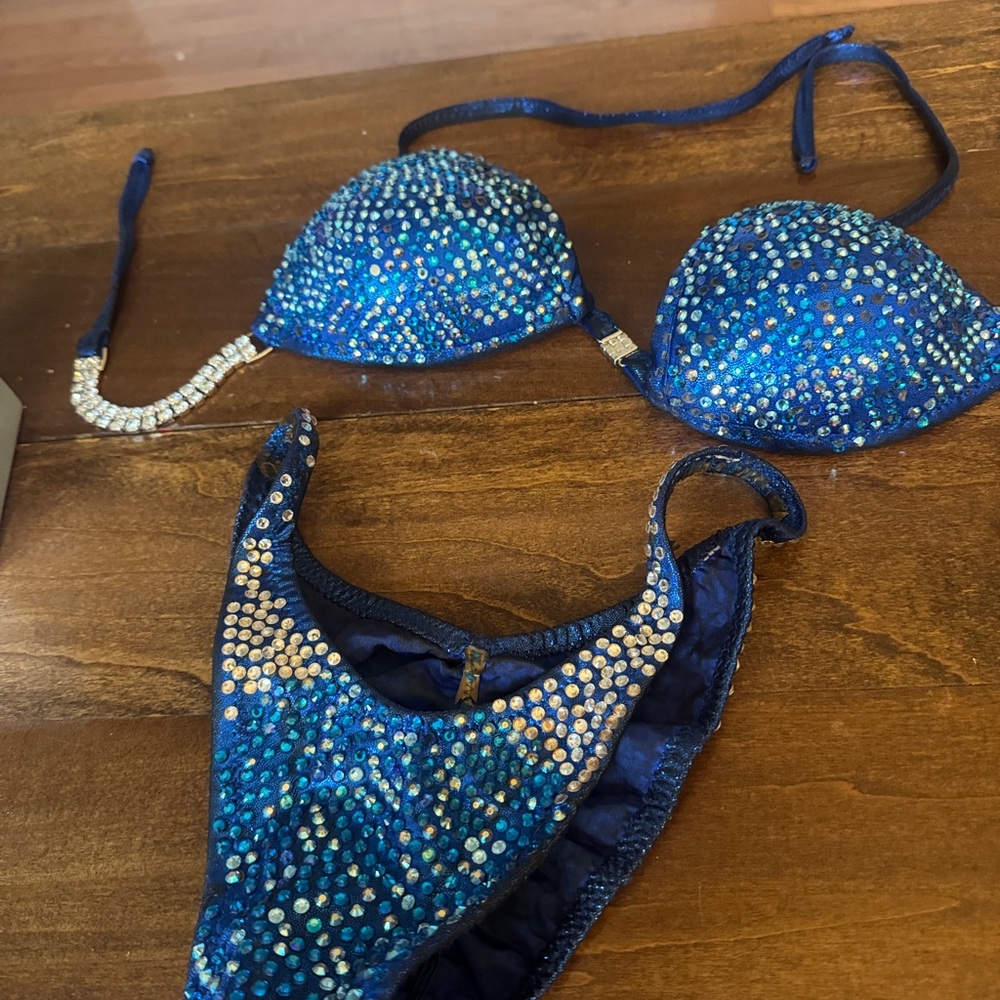 Competition bikini 
Good condition 
Wellness 
Top is molded can add pads